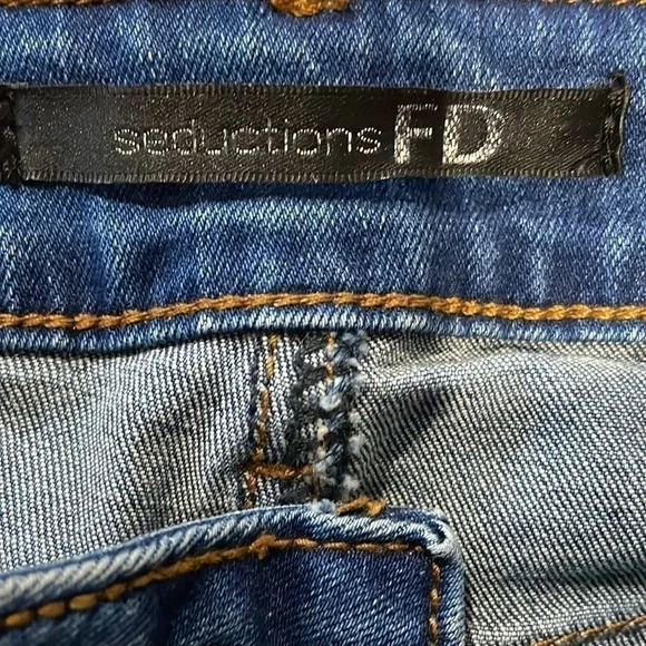 seductions FD Jeans with Studs & Skull Studs Distressed Women's/Junior's Size 3 - Picture 7 of 10